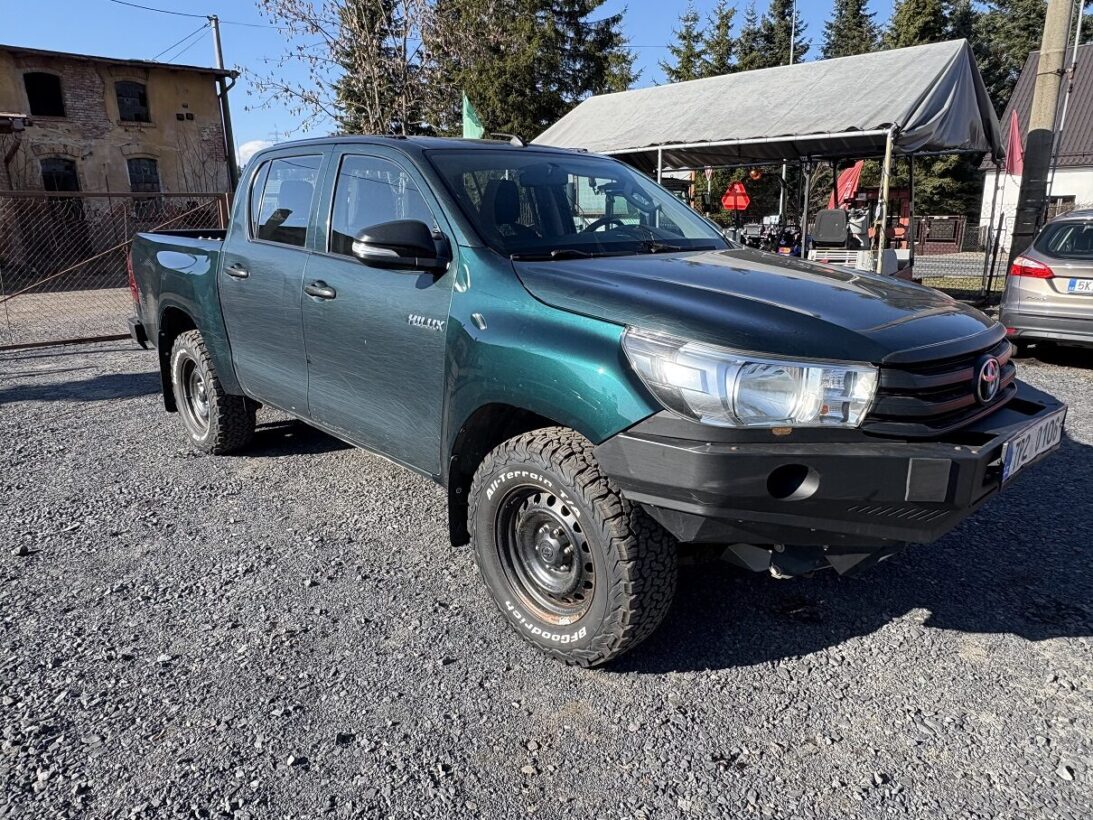 TOYOTA HILUX 2.4