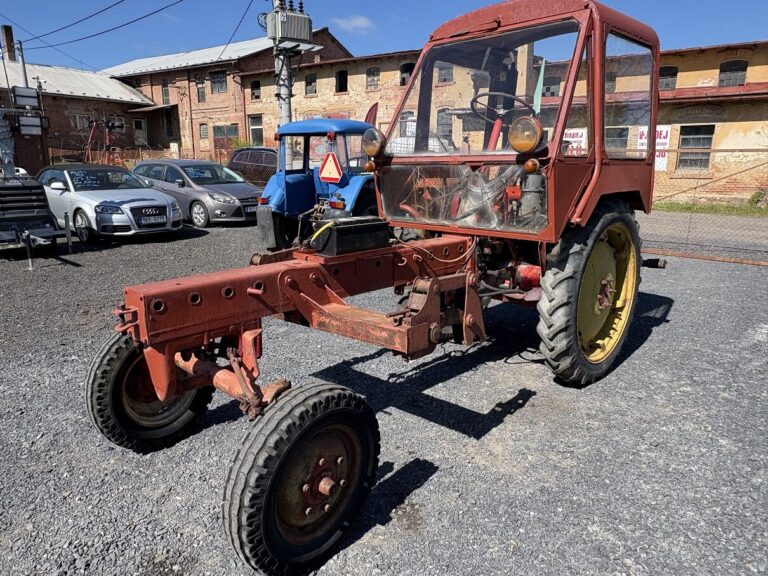 Traktor RS 09 s plečkou