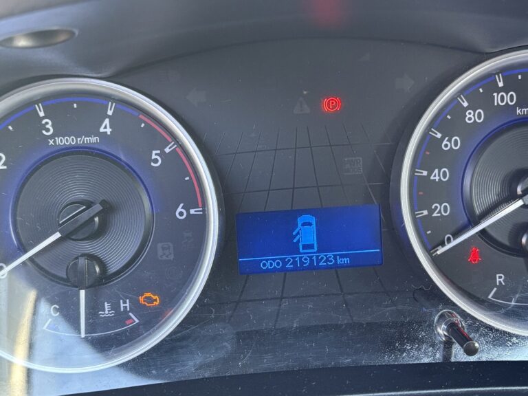 TOYOTA HILUX 2.4