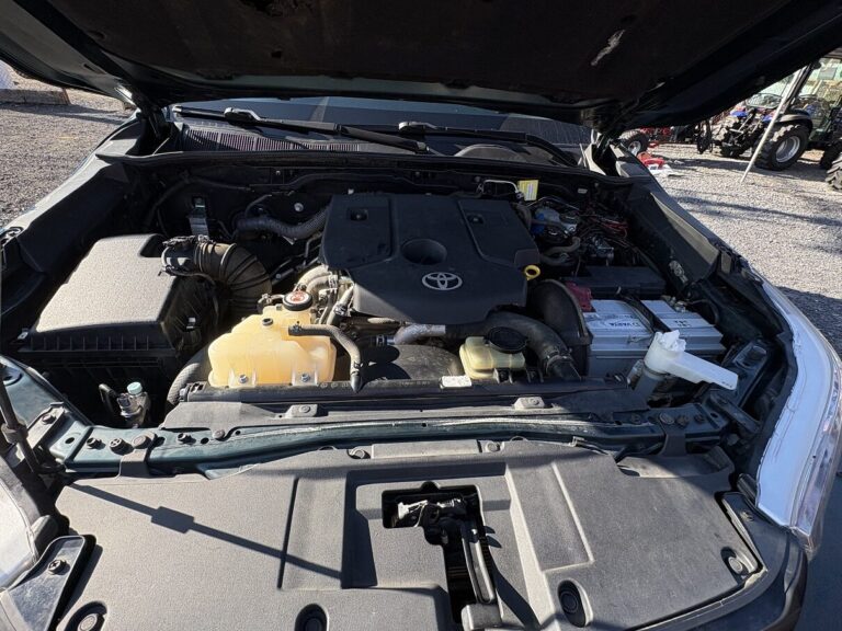TOYOTA HILUX 2.4